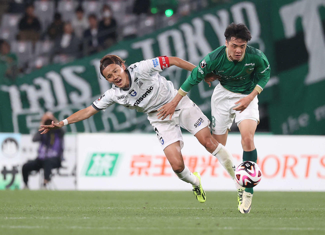 東京V対G大阪　前半、激しく競り合う東京V山田楓（右）とG大阪宇佐美（撮影・河野匠）