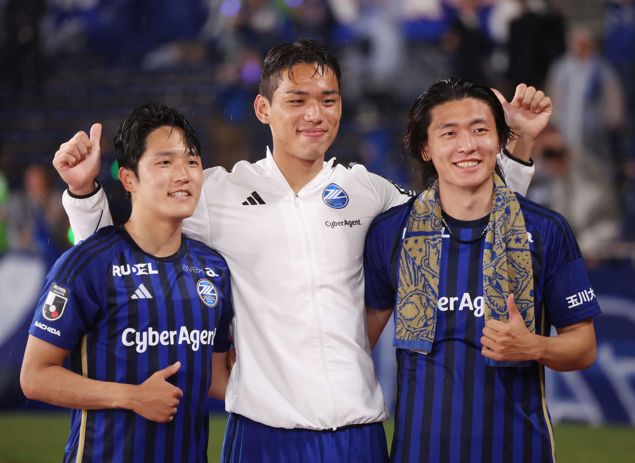 町田対C大阪　勝利し笑顔を見せる、左から町田ナ・サンホ、オ・セフン、チャン・ミンギュ（撮影・宮地輝）