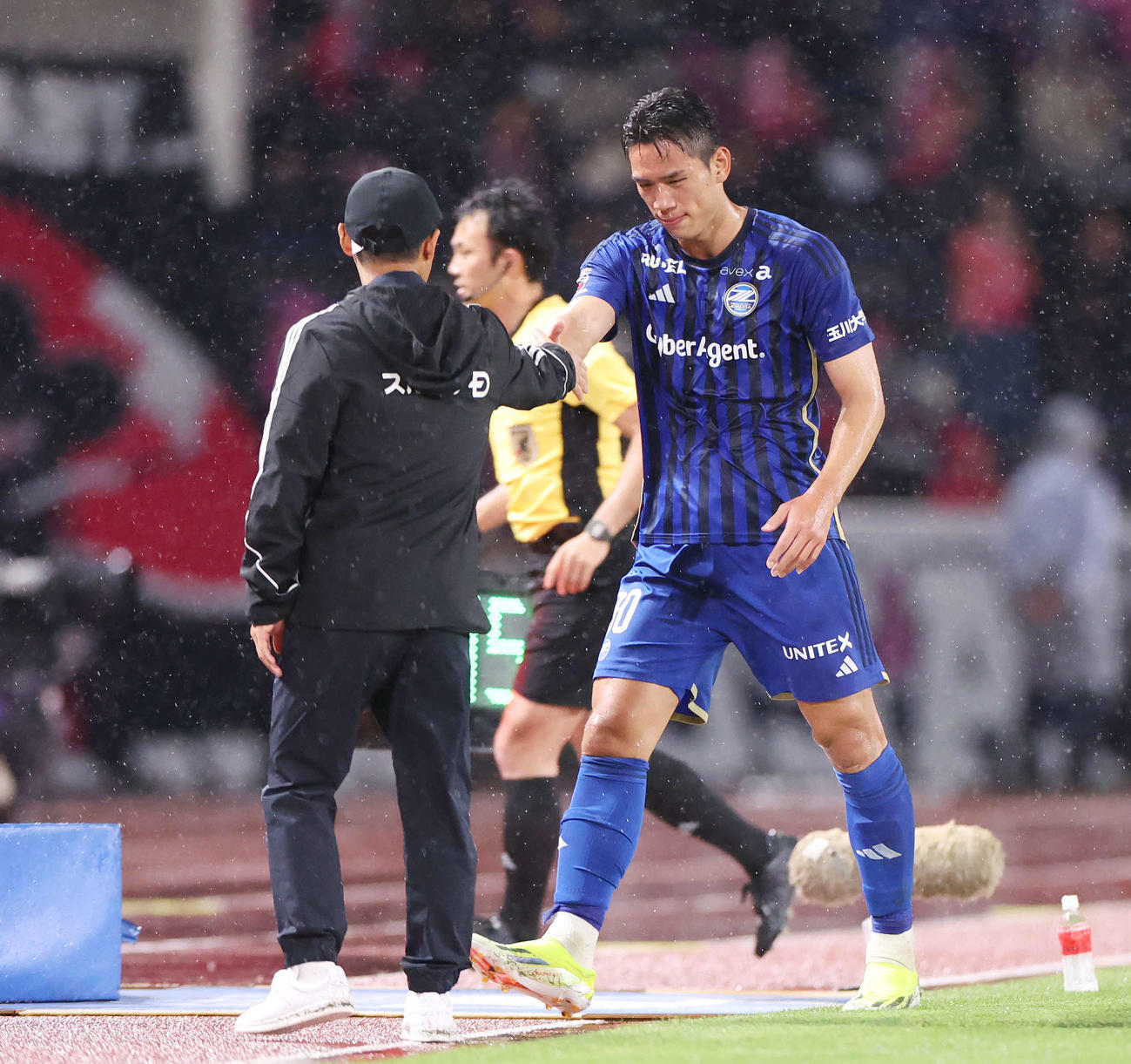 町田対C大阪　後半、途中交代し町田黒田監督（左）と握手するオ・セフン（撮影・宮地輝）