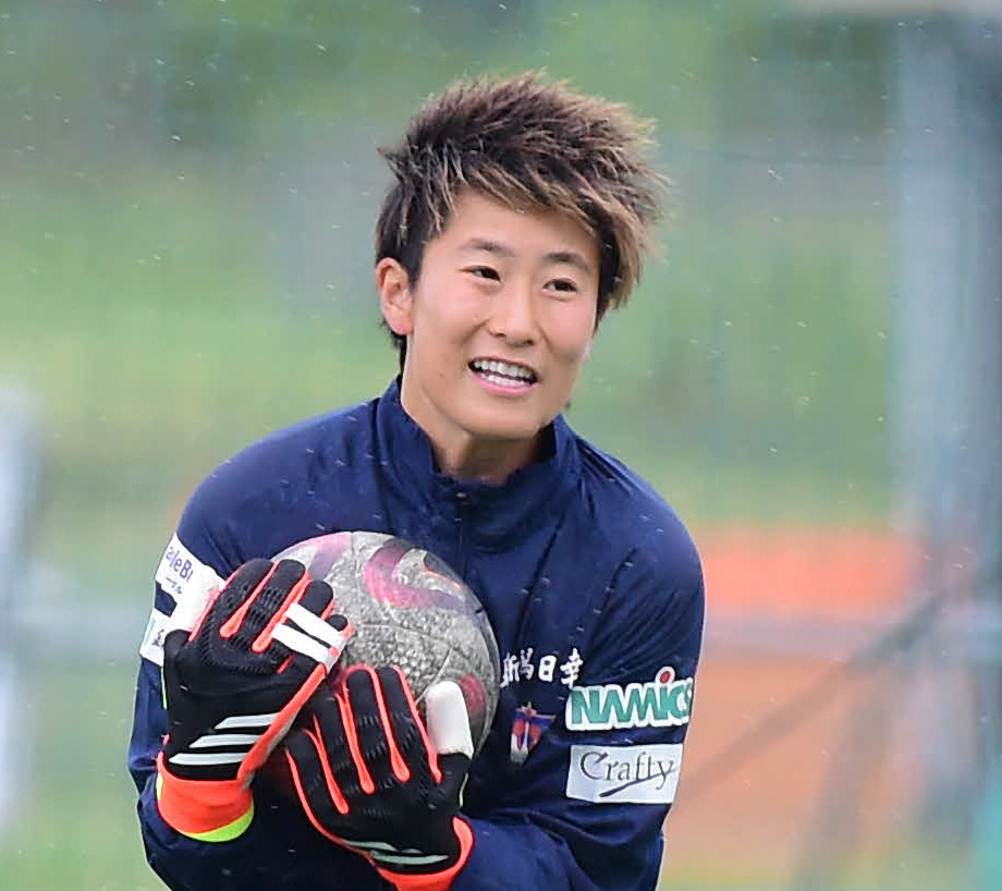 ボールキャッチし、笑顔を見せる新潟レディースGK平尾（撮影・大島享也）