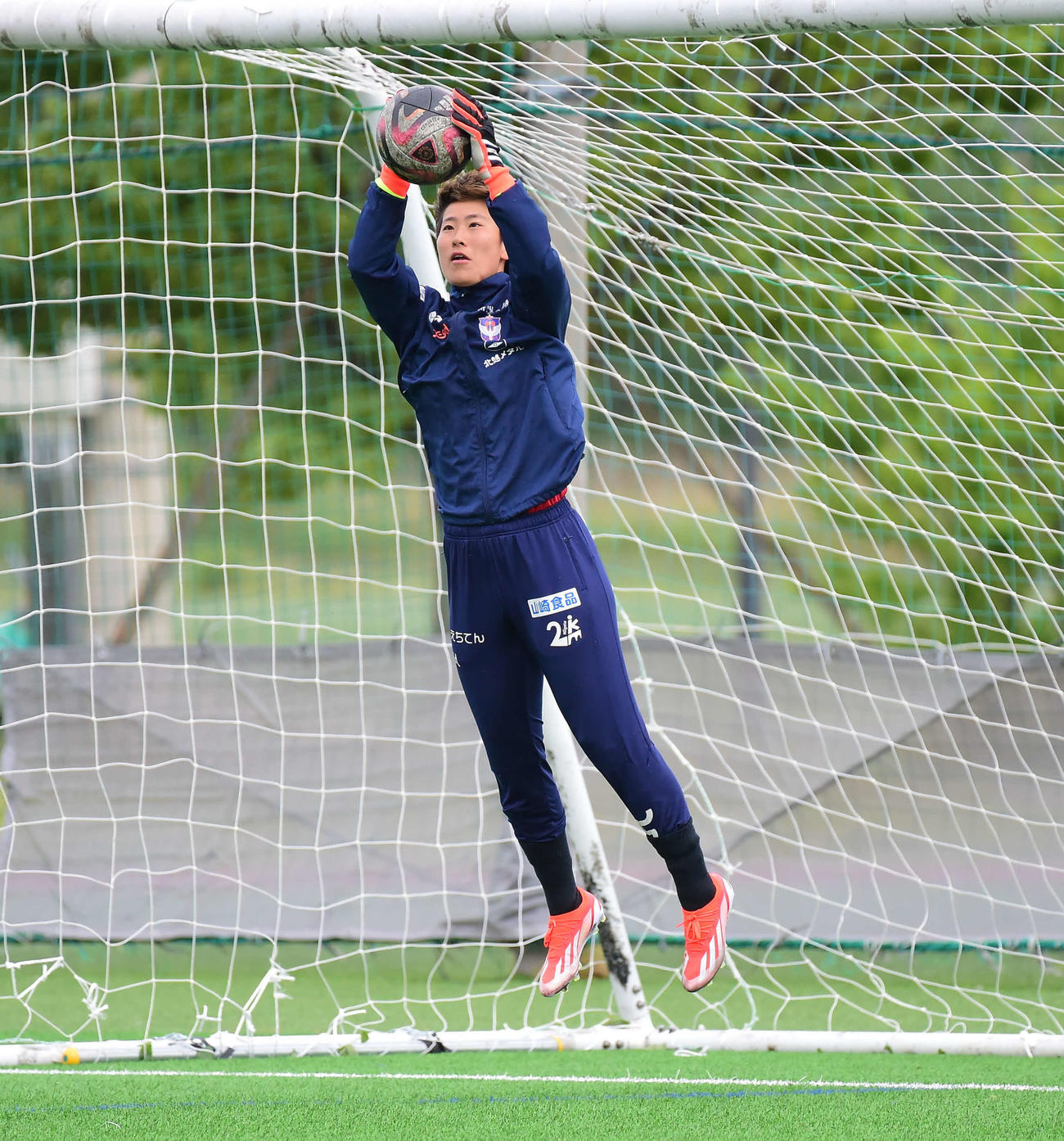 練習でハイボールキャッチする新潟GK平尾（撮影・大島享也）