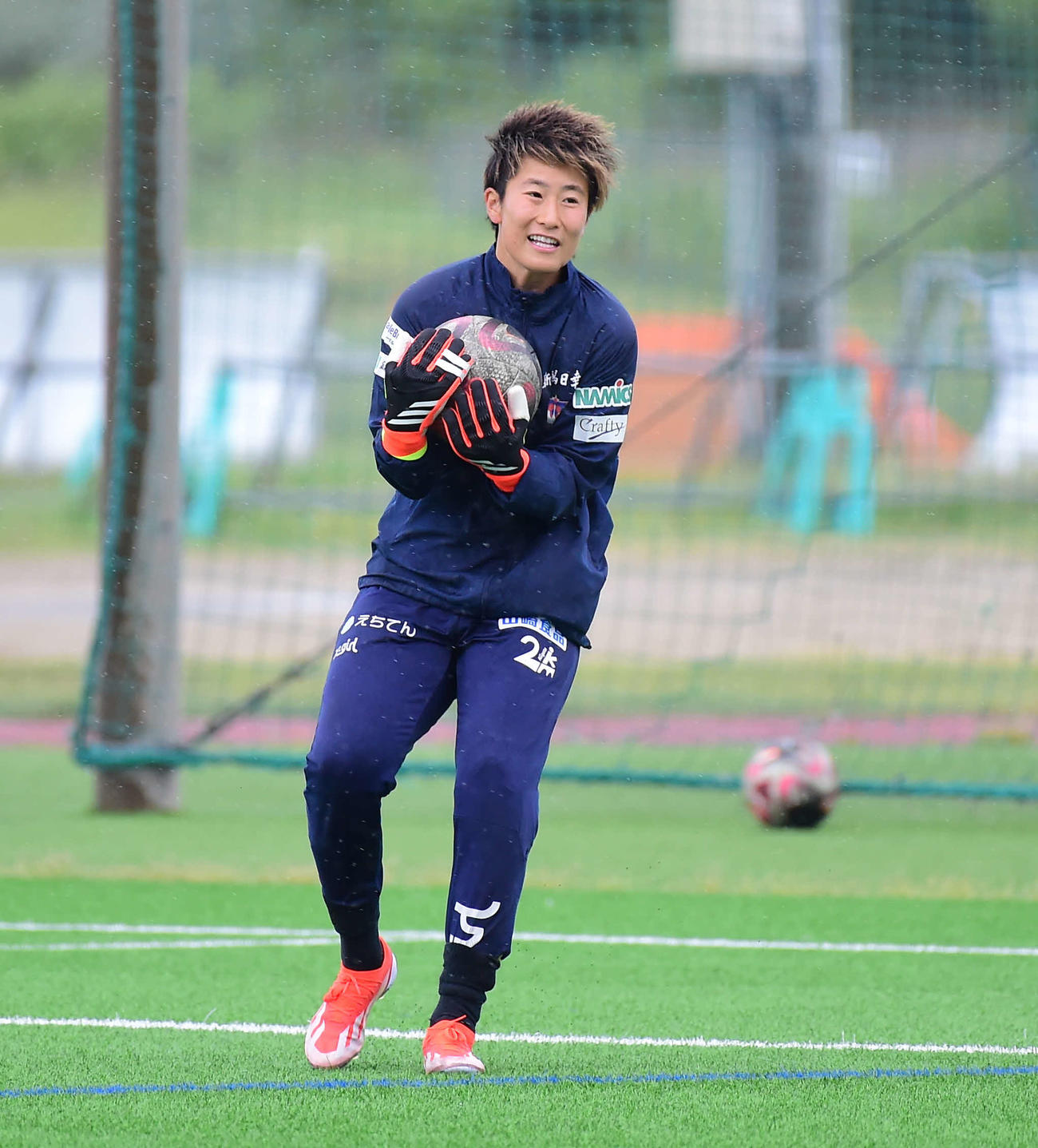 ボールキャッチする新潟レディース平尾