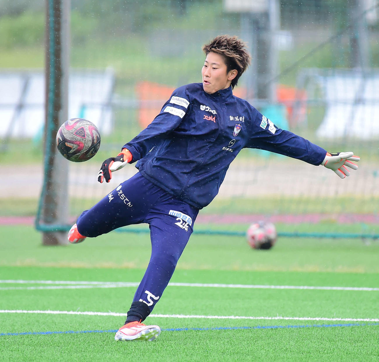 パントキックする新潟レディースGK平尾（撮影・大島享也）