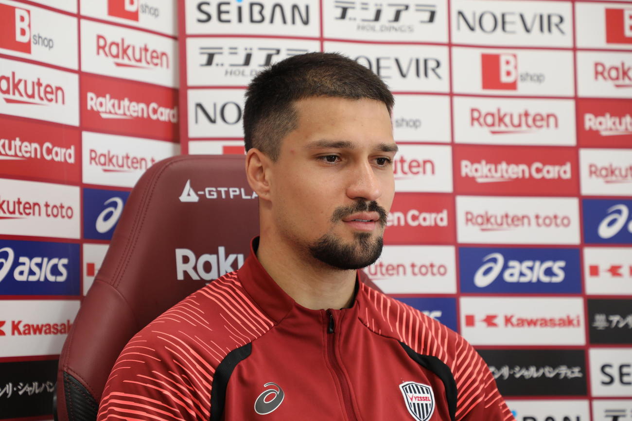 オンライン取材に対応する神DFマテウス・トゥーレル（C）VISSEL KOBE