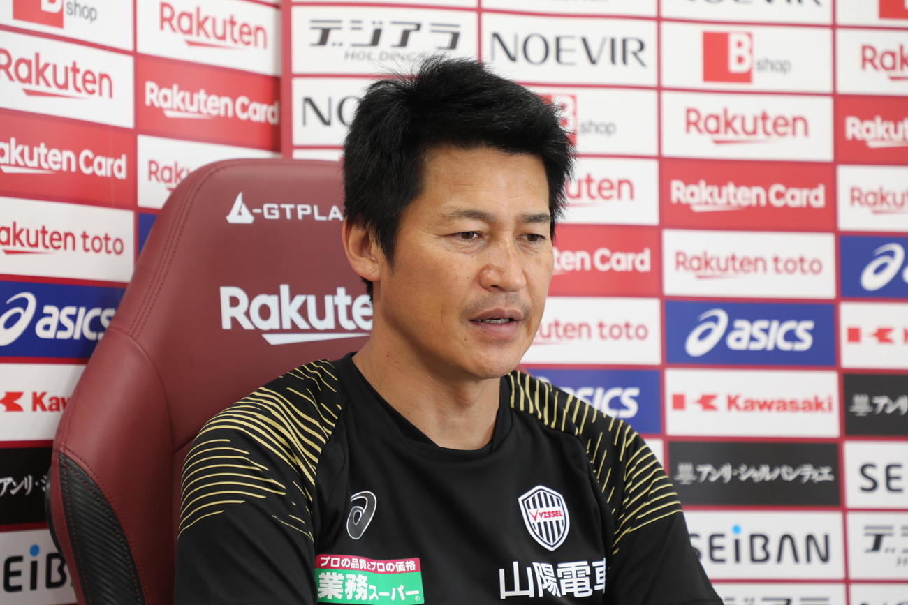オンライン取材に対応する神戸・吉田孝行監督（C）VISSEL KOBE