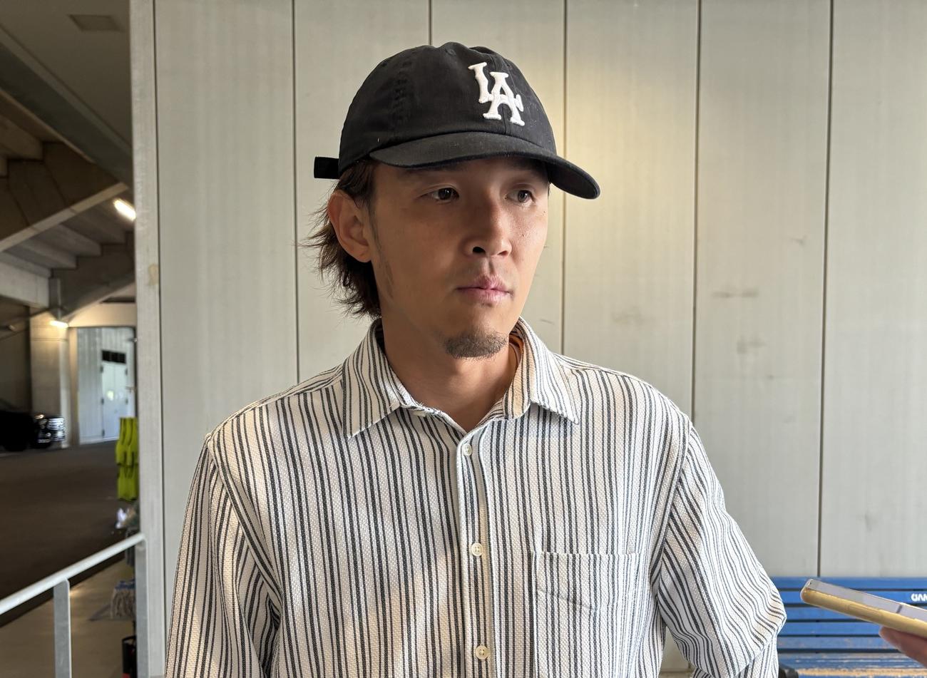 非公開練習後に取材対応するG大阪FW宇佐美貴史（撮影・永田淳）