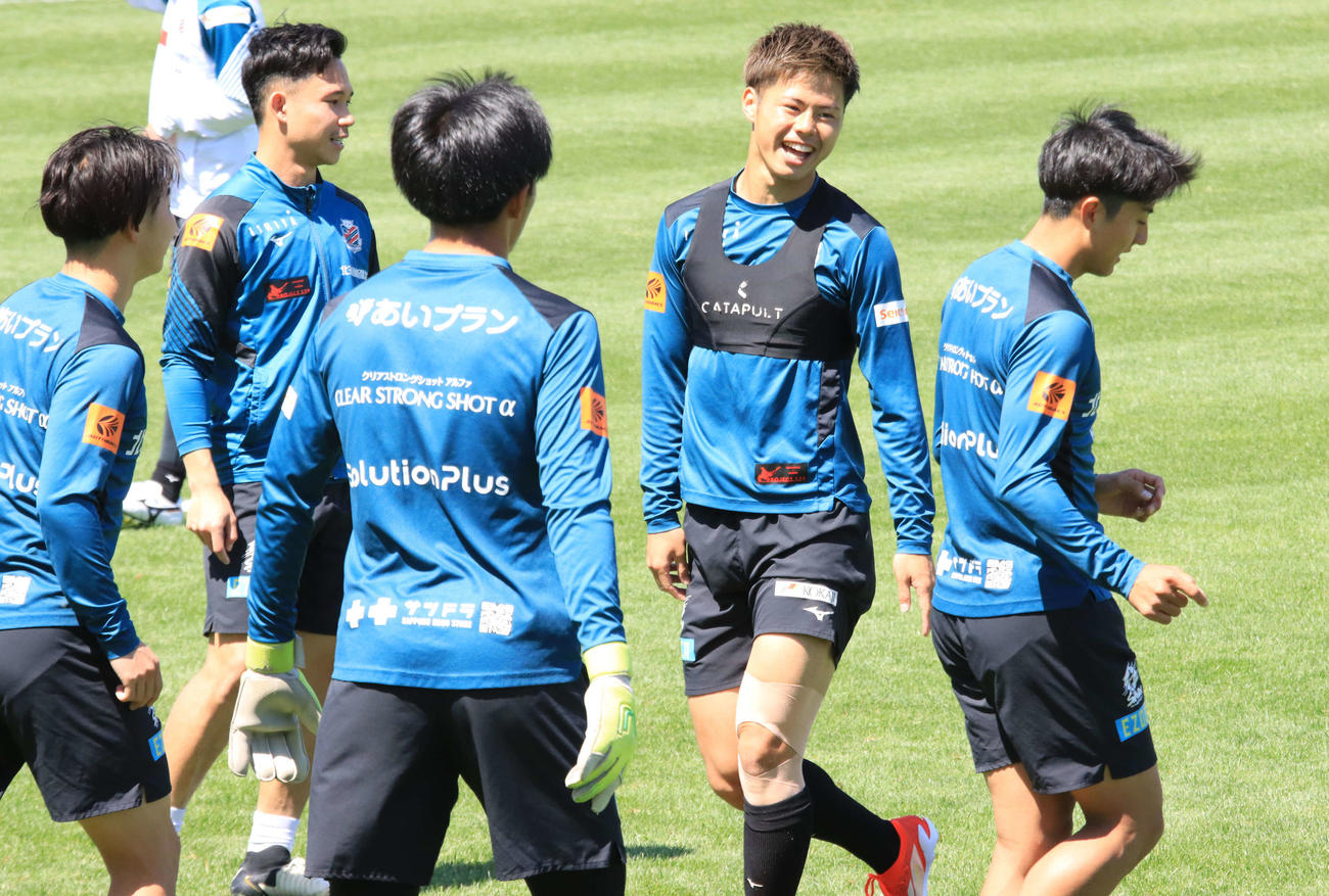 柏戦前日練習に参加する札幌大森（右から2人目）（撮影・保坂果那）