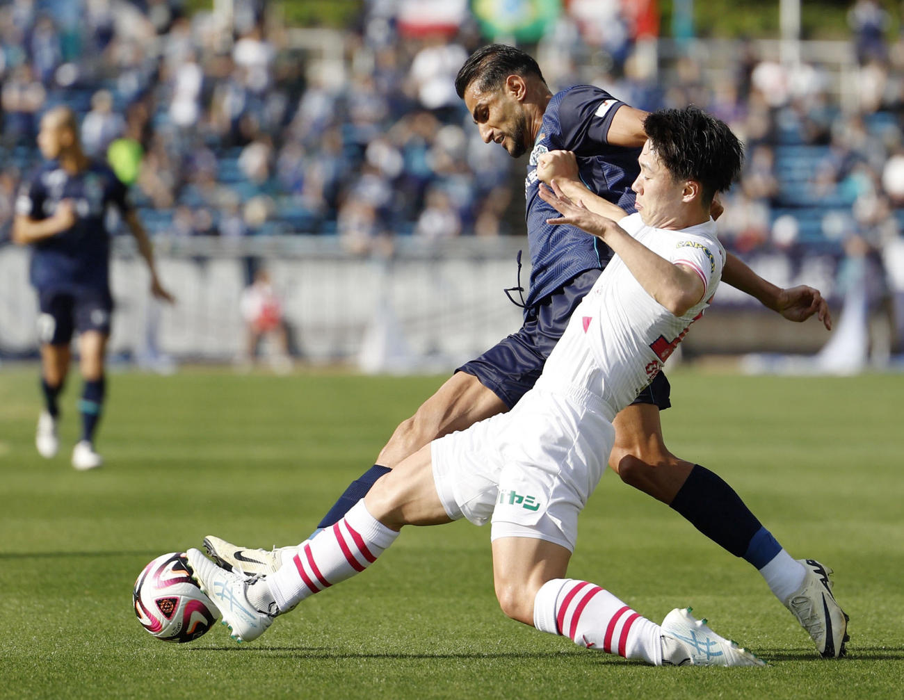 前半、競り合う福岡・ザヘディ（奥）とC大阪・奥田（共同）