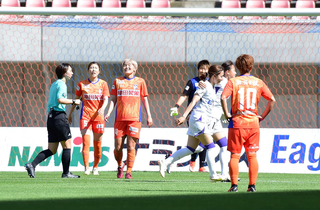 新潟L対広島　後半、2点目を許し肩を落とす新潟レディースの選手たち