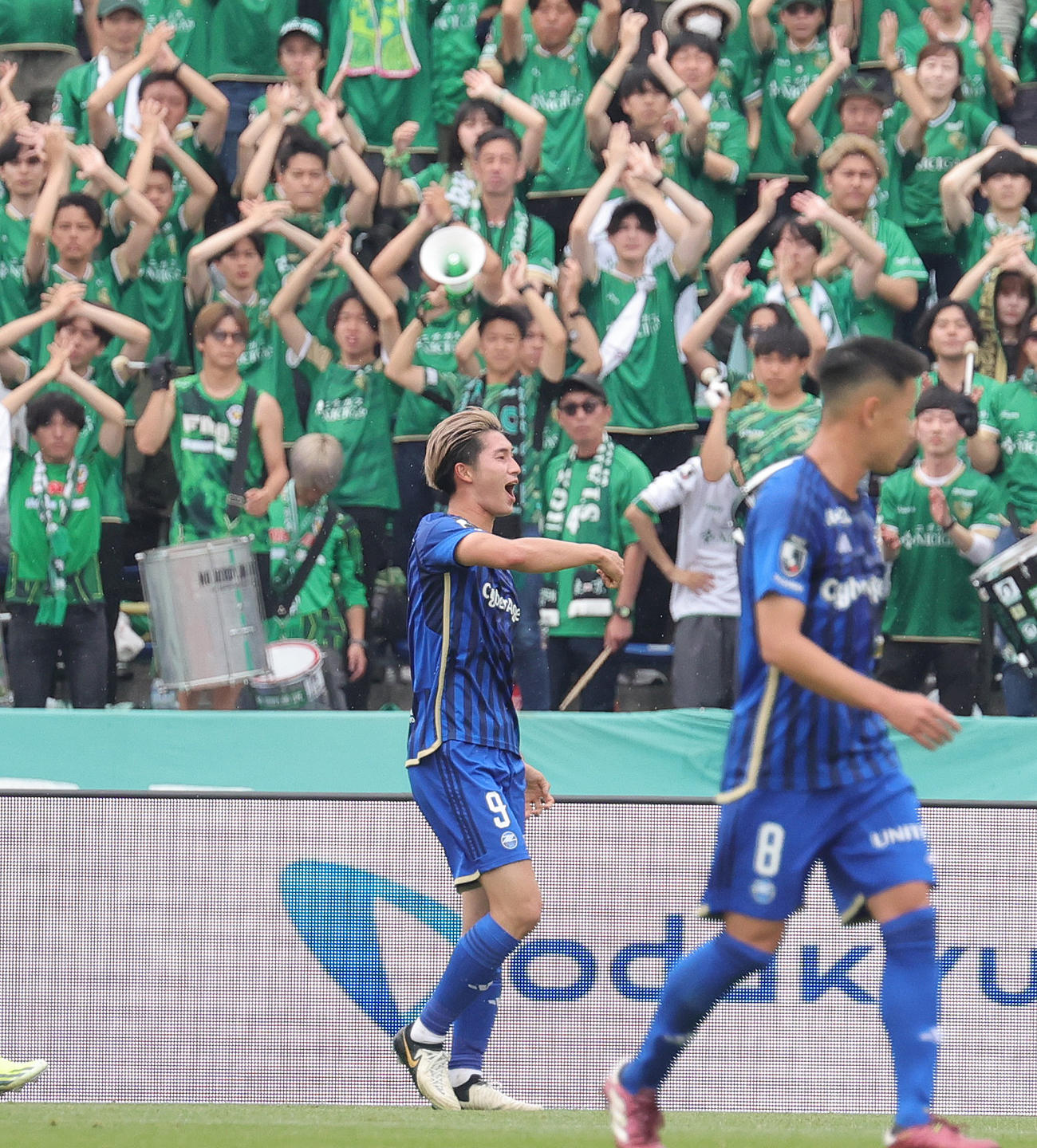 町田対東京V　前半、ゴールを決め喜ぶ町田藤尾（撮影・野上伸悟）