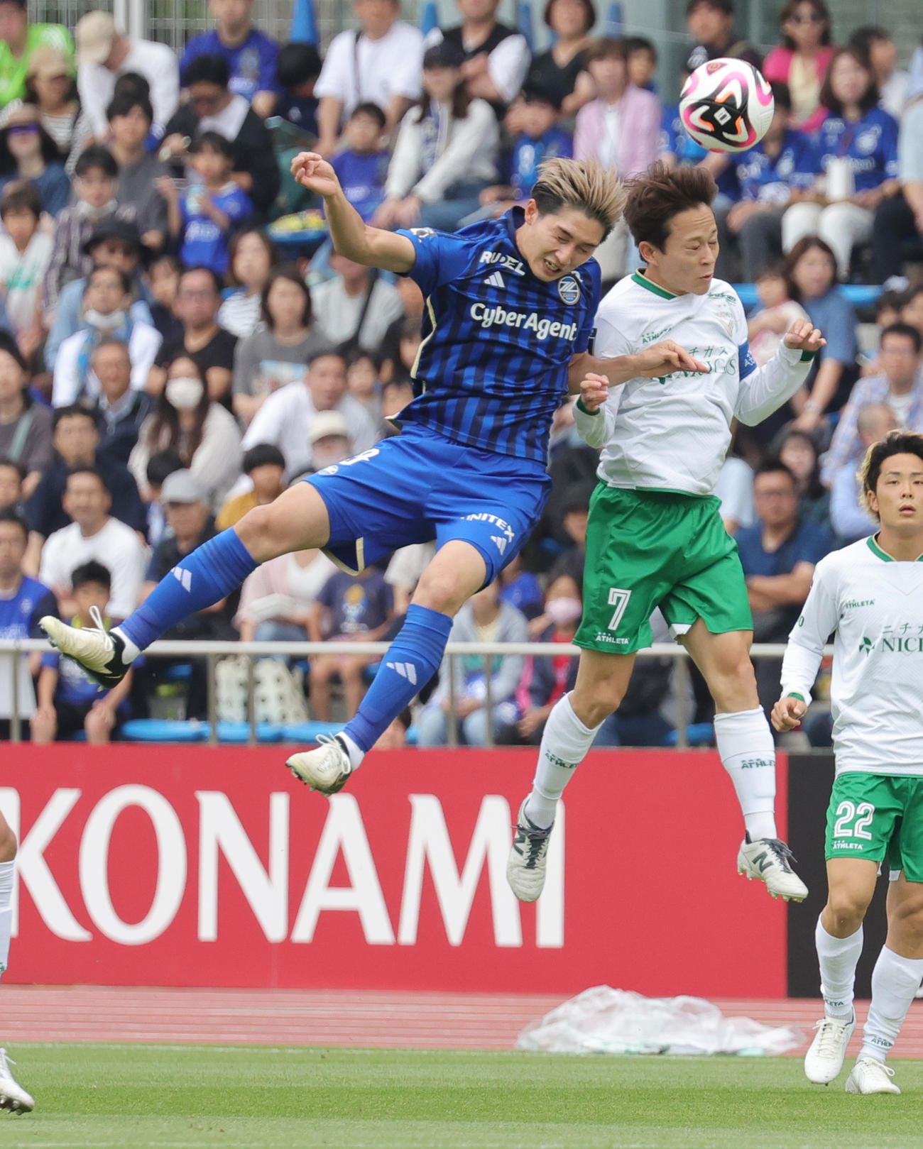 町田対東京V　前半、競りあう町田藤尾（左）と東京V森田（撮影・野上伸悟）