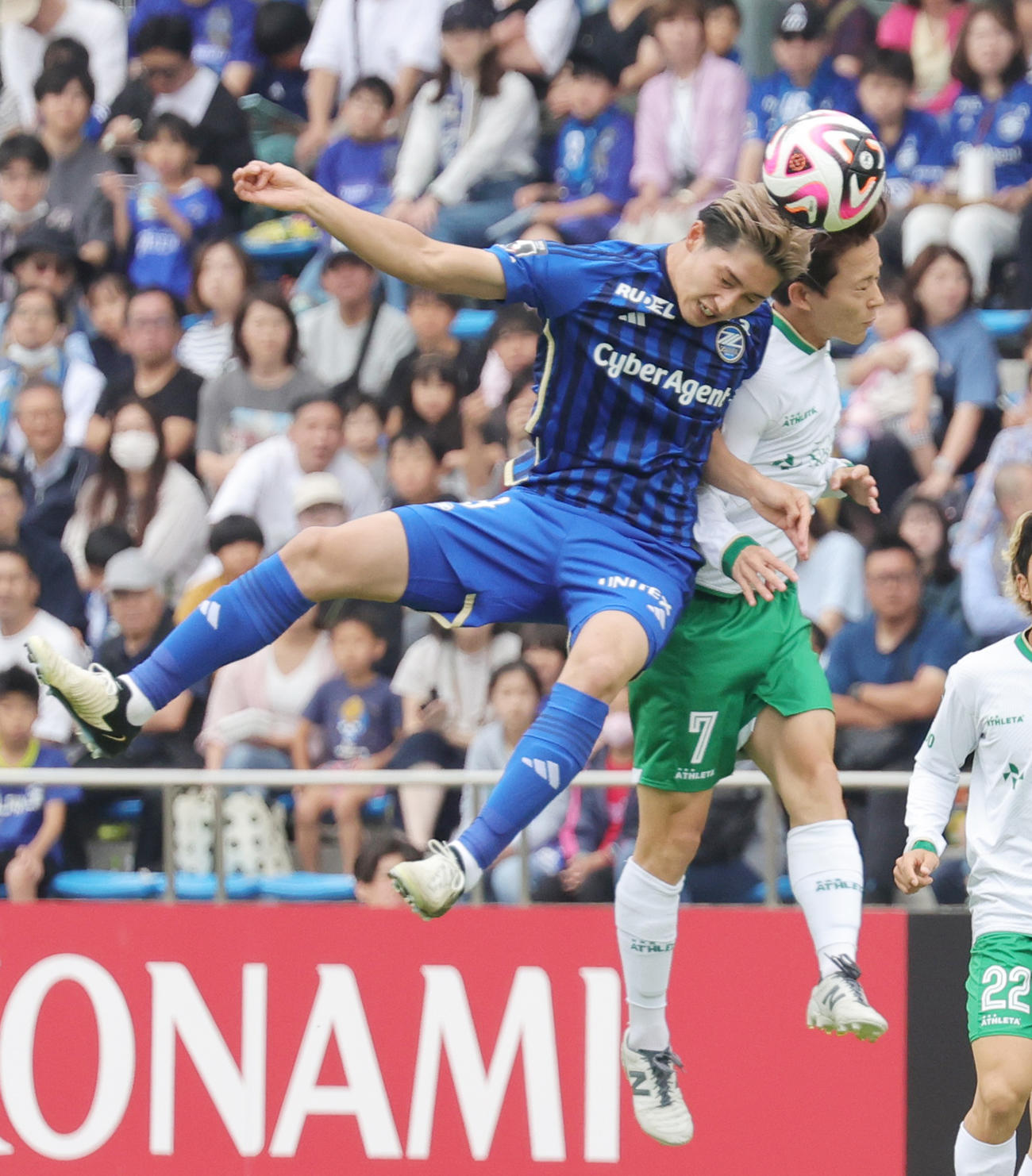 町田対東京V　前半、競りあう町田藤尾（左）と東京V森田（撮影・野上伸悟）