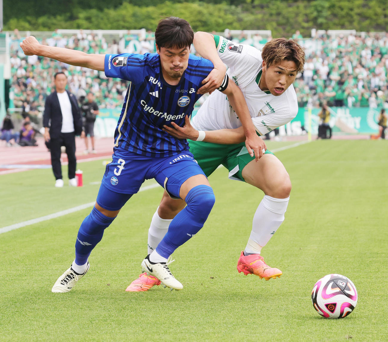 町田対東京V　前半、競りあう町田昌子（左）と東京V木村（撮影・野上伸悟）