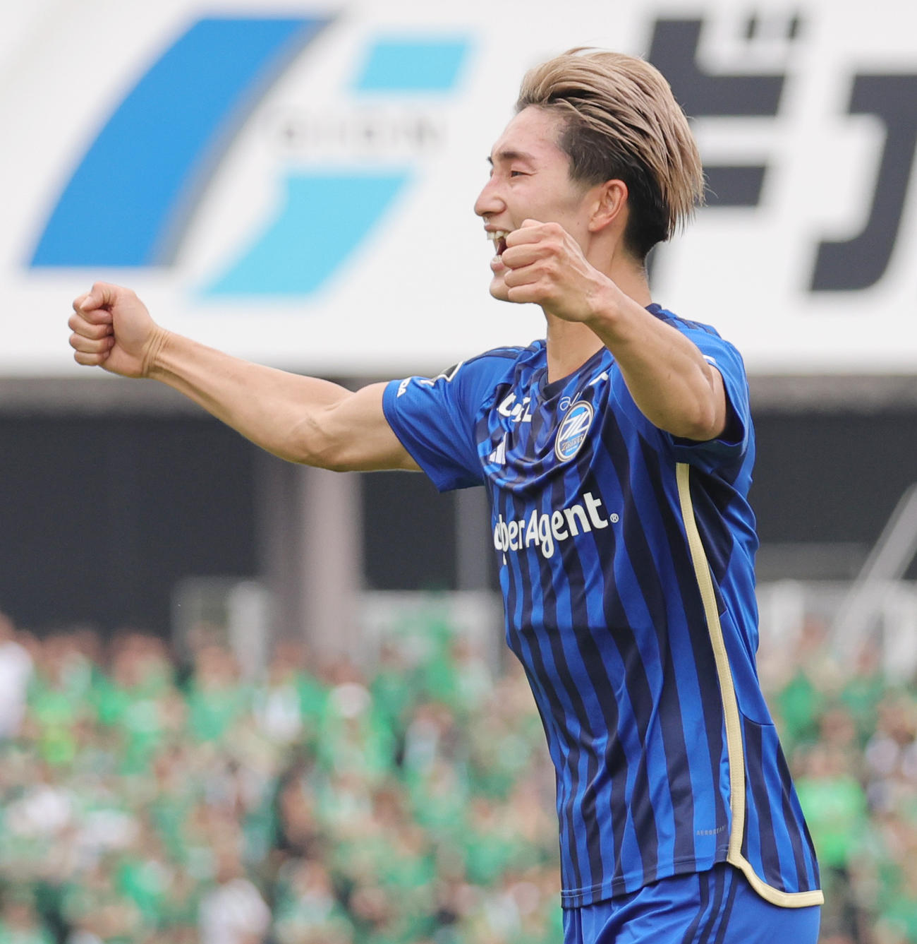 町田対東京V　後半、PKを決め喜ぶ町田藤尾（撮影・野上伸悟）