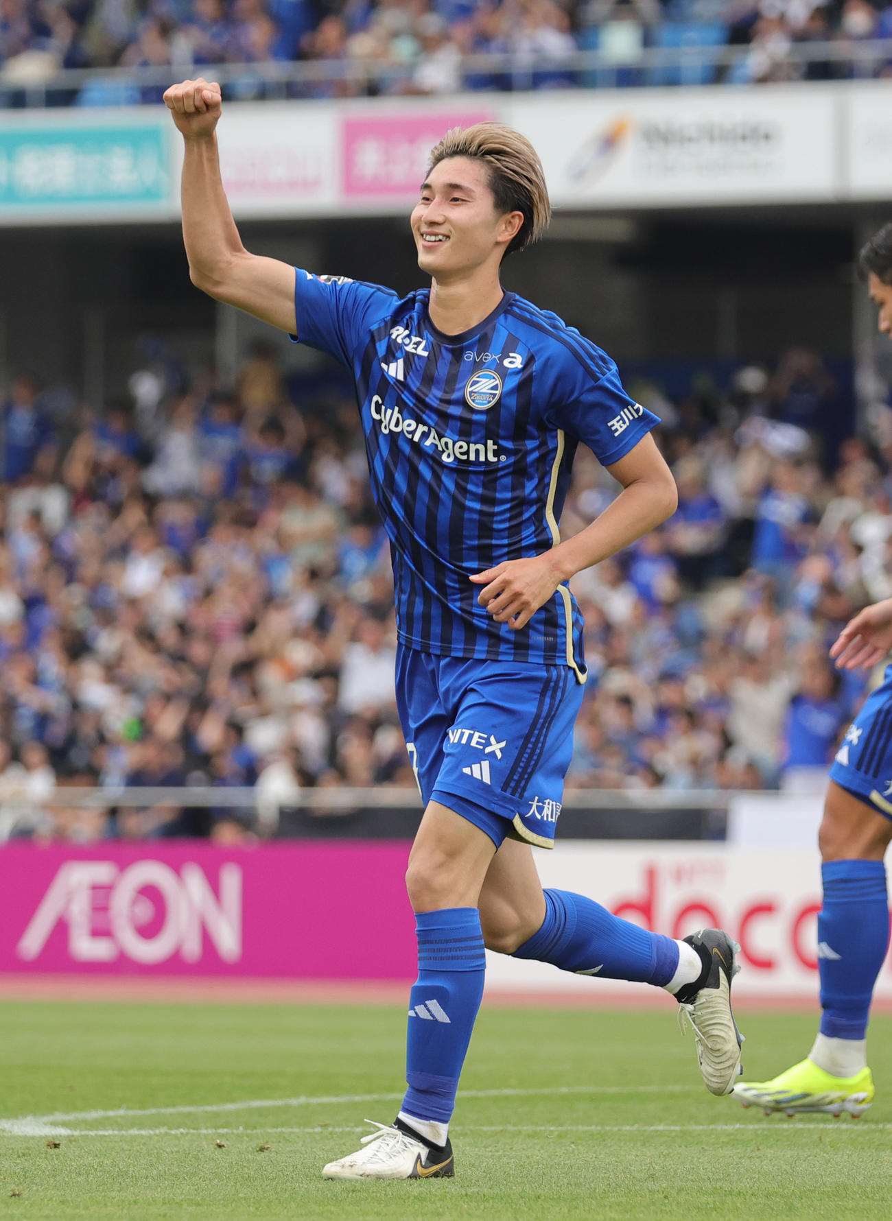 町田対東京V　後半、PKを決め喜ぶ町田藤尾（撮影・野上伸悟）