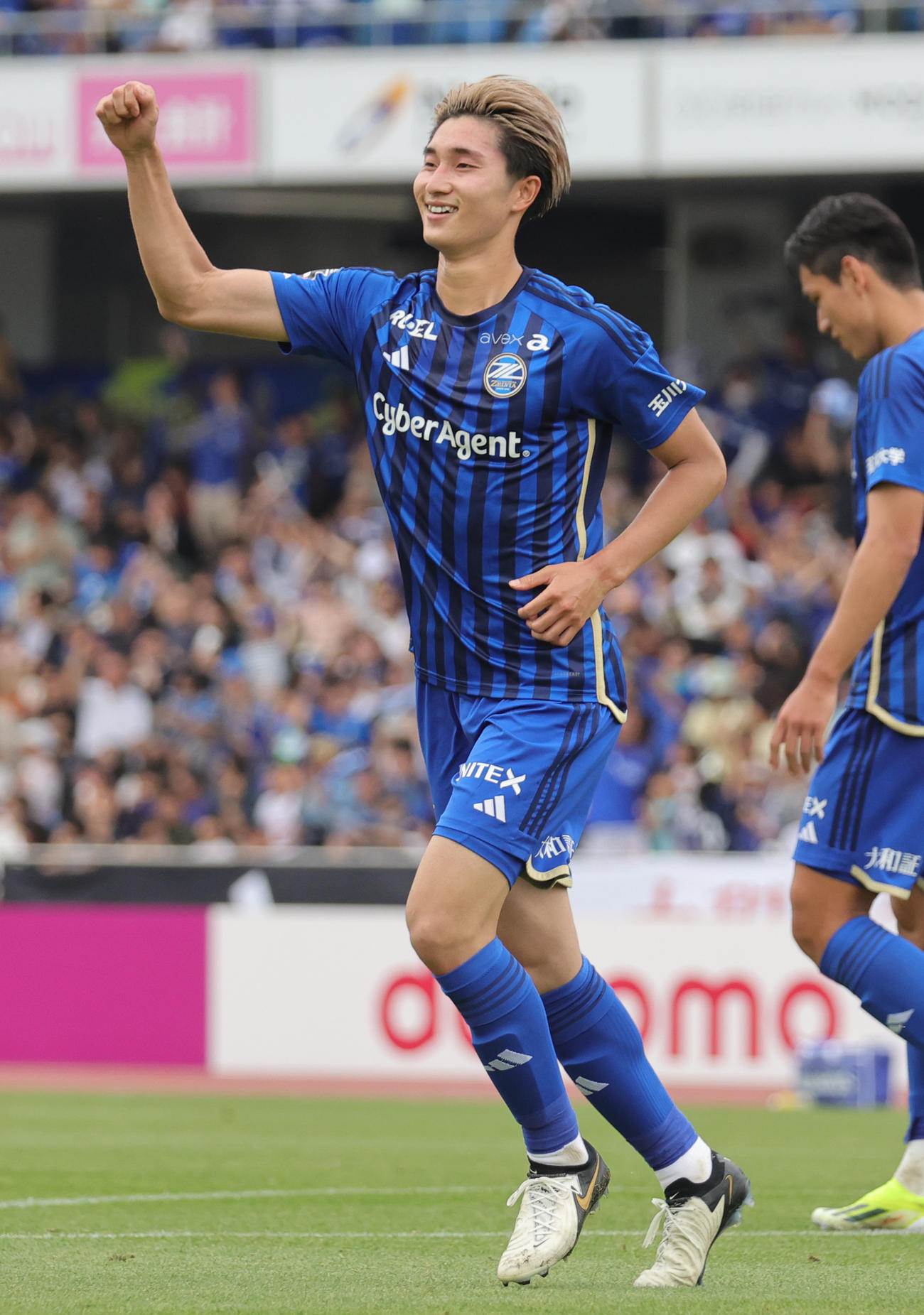 町田対東京V　後半、PKを決め喜ぶ町田藤尾（撮影・野上伸悟）