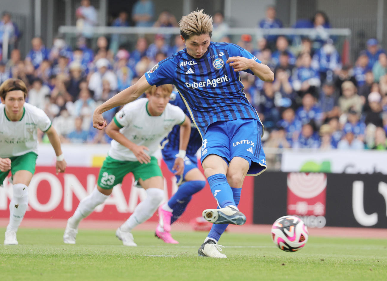 町田対東京V　後半、PKを決める町田藤尾（撮影・野上伸悟）