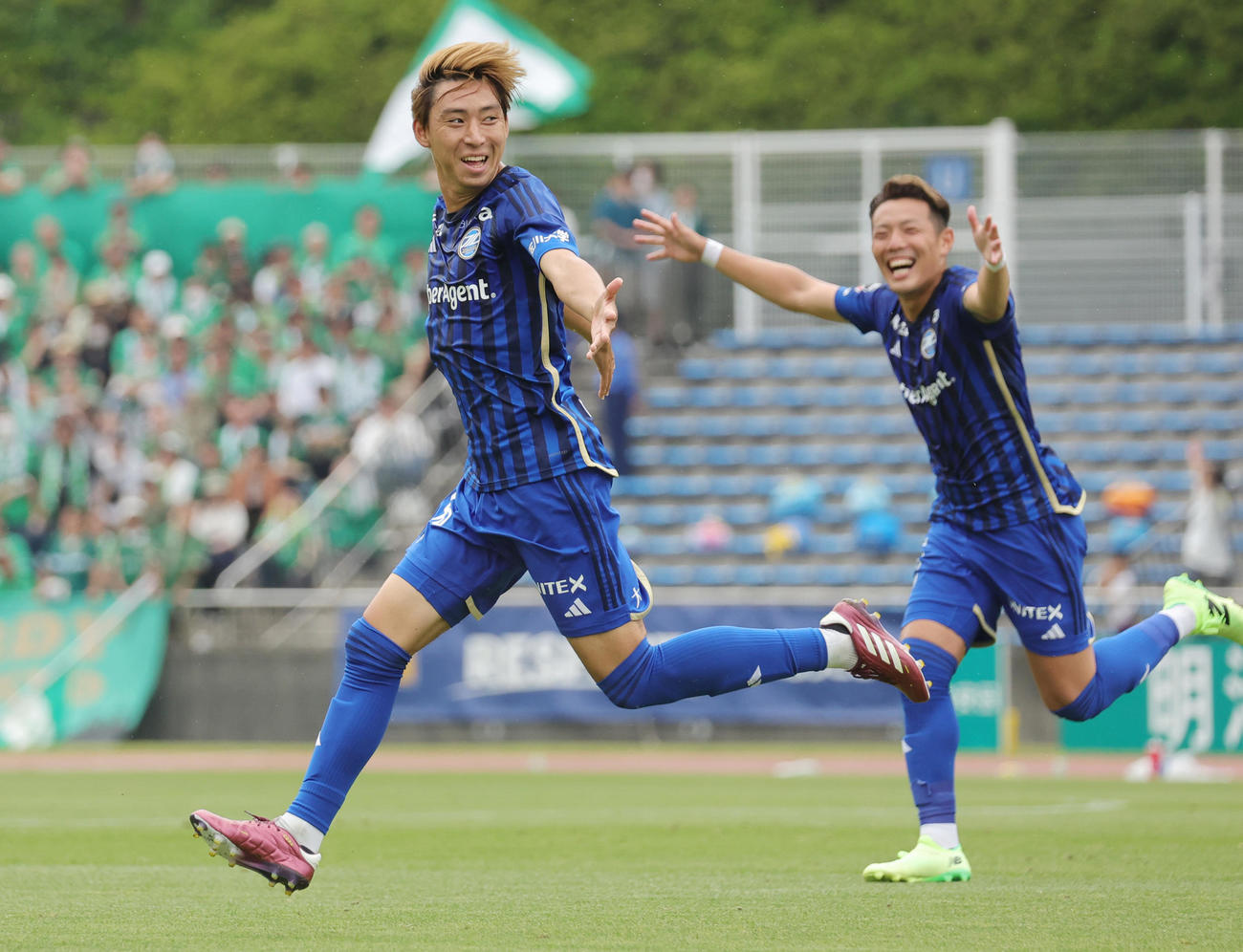 町田対東京V　後半、ゴールを決め喜ぶ町田柴戸（撮影・野上伸悟）