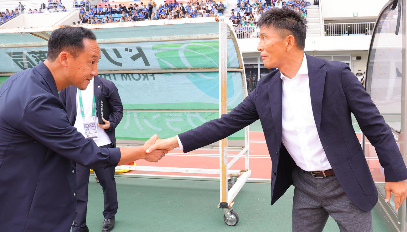町田対東京V　試合前にあいさつを交わす町田黒田監督（左）と東京V城福監督（撮影・野上伸悟）