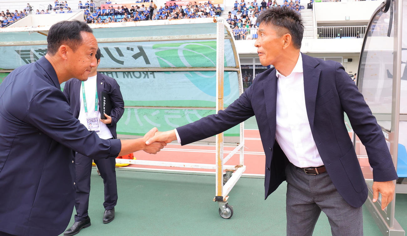 町田対東京V　試合前にあいさつを交わす町田黒田監督（左）と東京V城福監督（撮影・野上伸悟）