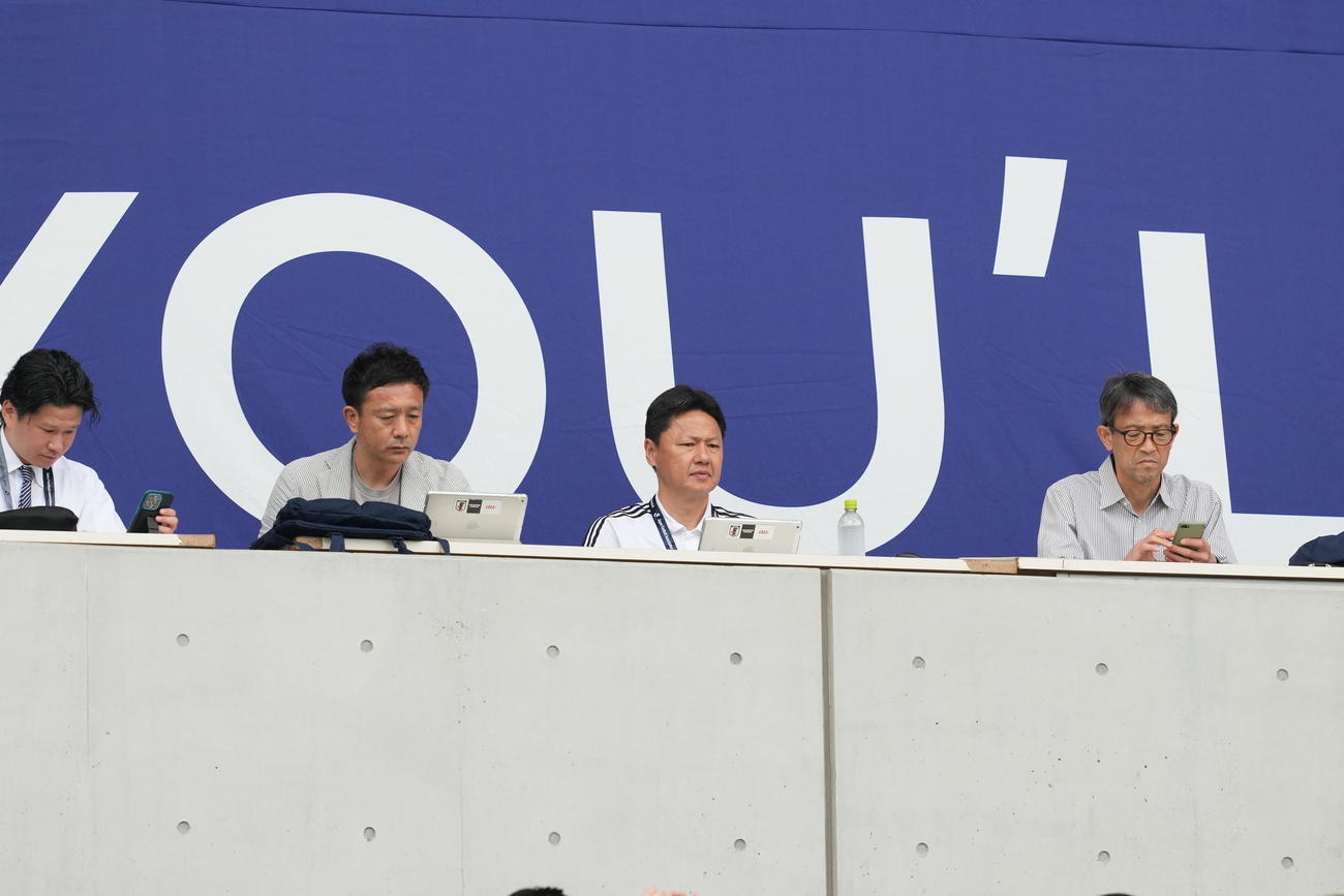 東京対横浜　視察に訪れたU23日本代表の大岩監督(右から2人目)(撮影・井上学)