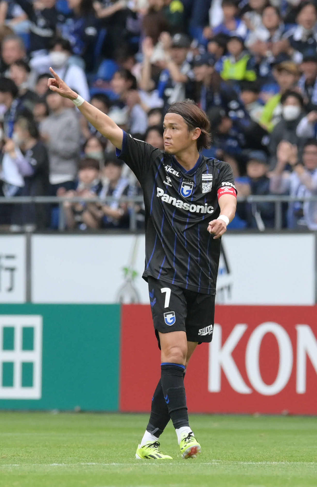 G大阪対川崎F　前半、G大阪中谷のゴールをアシストし喜ぶ宇佐美（撮影・滝沢美穂子）
