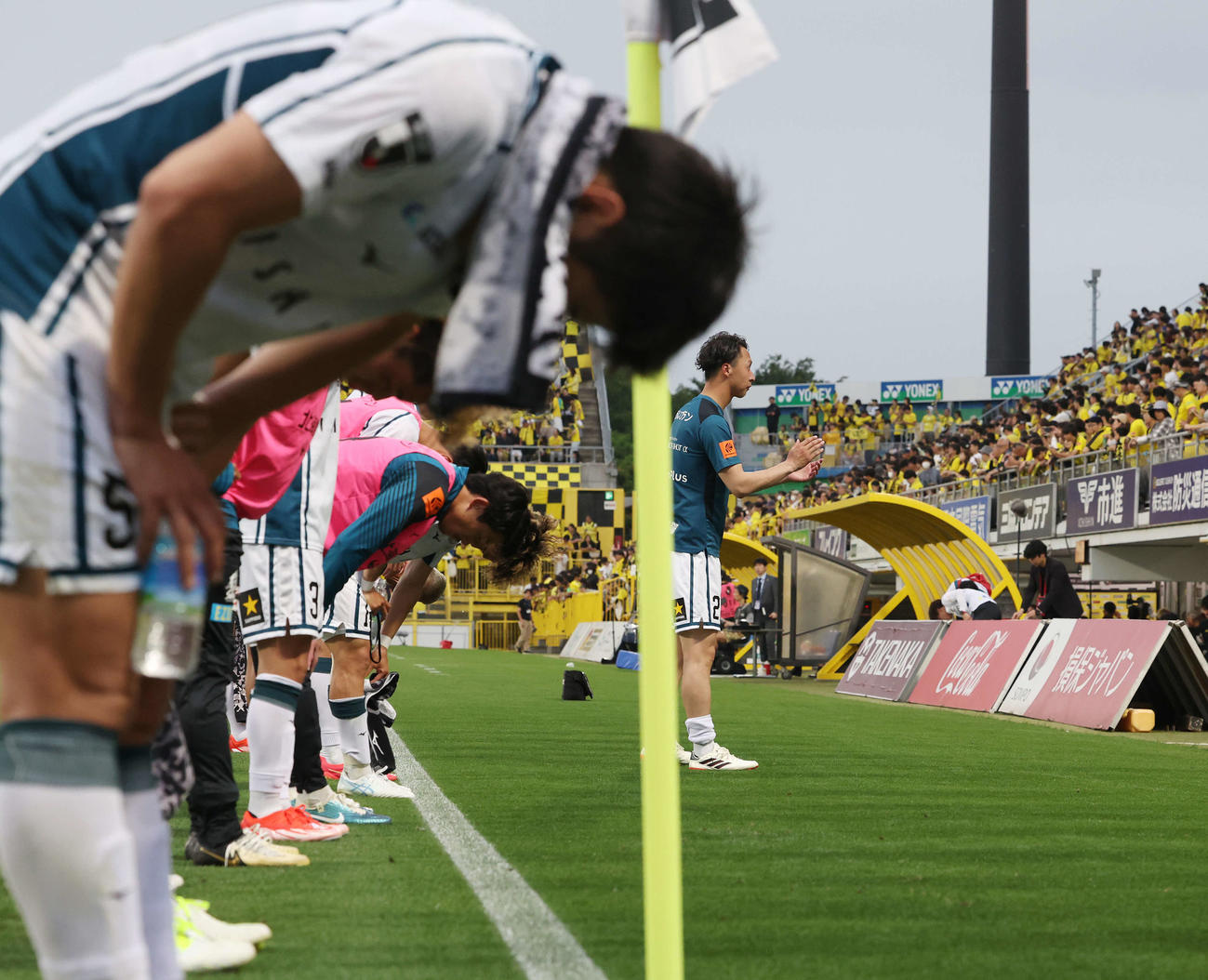 柏対札幌　試合後、サポーターにあいさつする札幌荒野（右）ら選手たち（撮影・宮地輝）