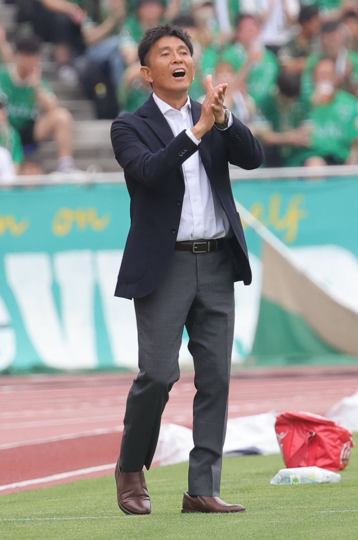町田対東京V　拍手する東京V城福監督（撮影・野上伸悟）