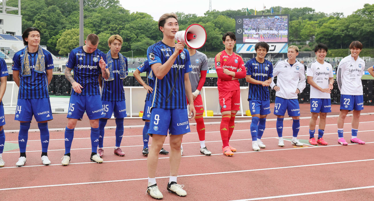 町田対東京V 5－0で勝利しサポーターにあいさつする町田藤尾（撮影・野上伸悟）