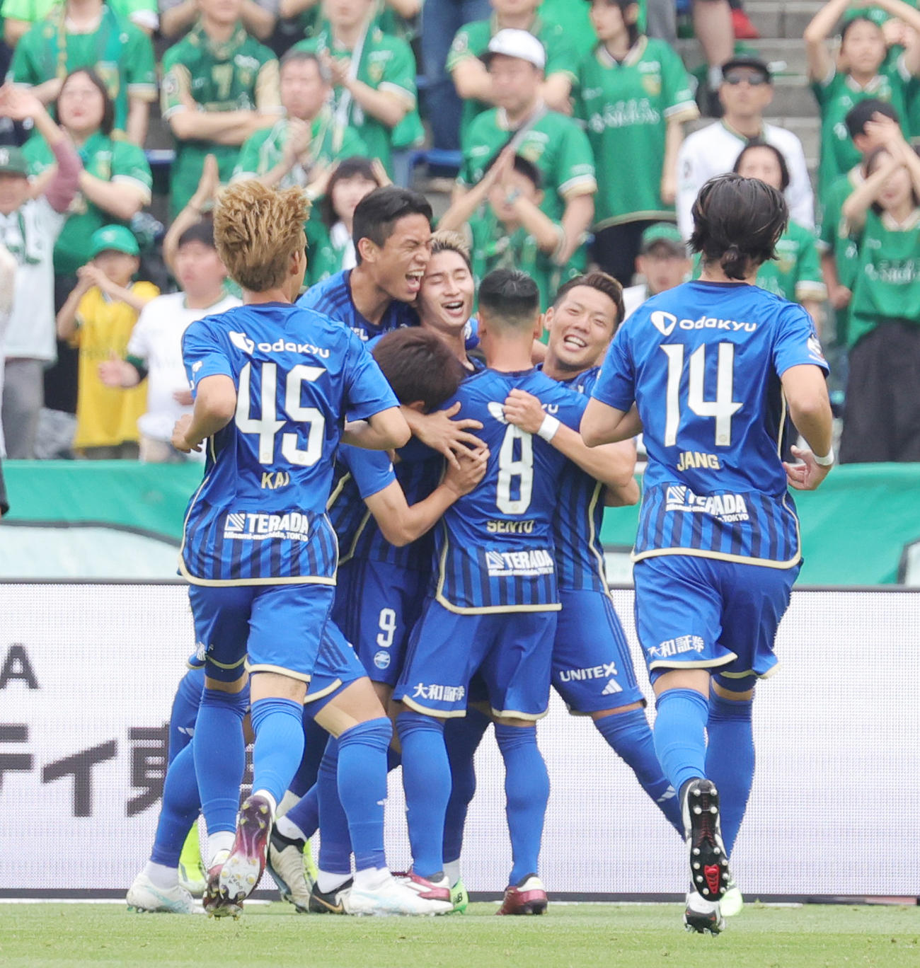 町田対東京V　前半、オウンゴールで先制し喜ぶ町田イレブン（撮影・野上伸悟）
