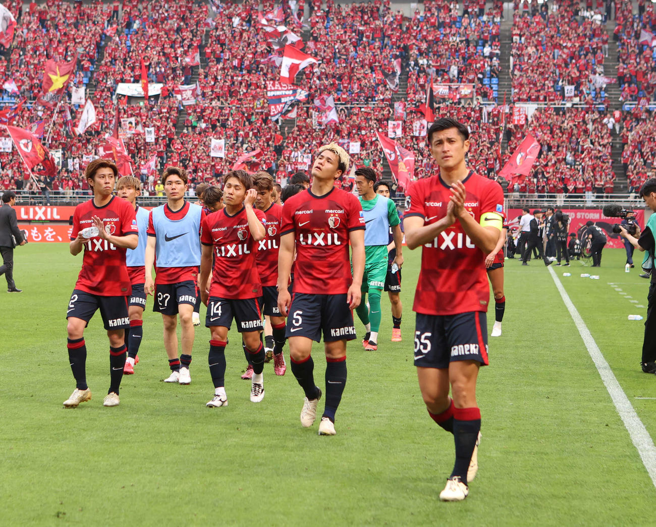 鹿島対神戸　勝利を飾りサポーターにあいさつする鹿島イレブン（撮影・水谷安孝）