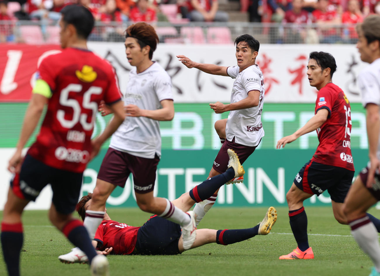 鹿島対神戸　後半、シュートを放つ神戸武藤（撮影・水谷安孝）