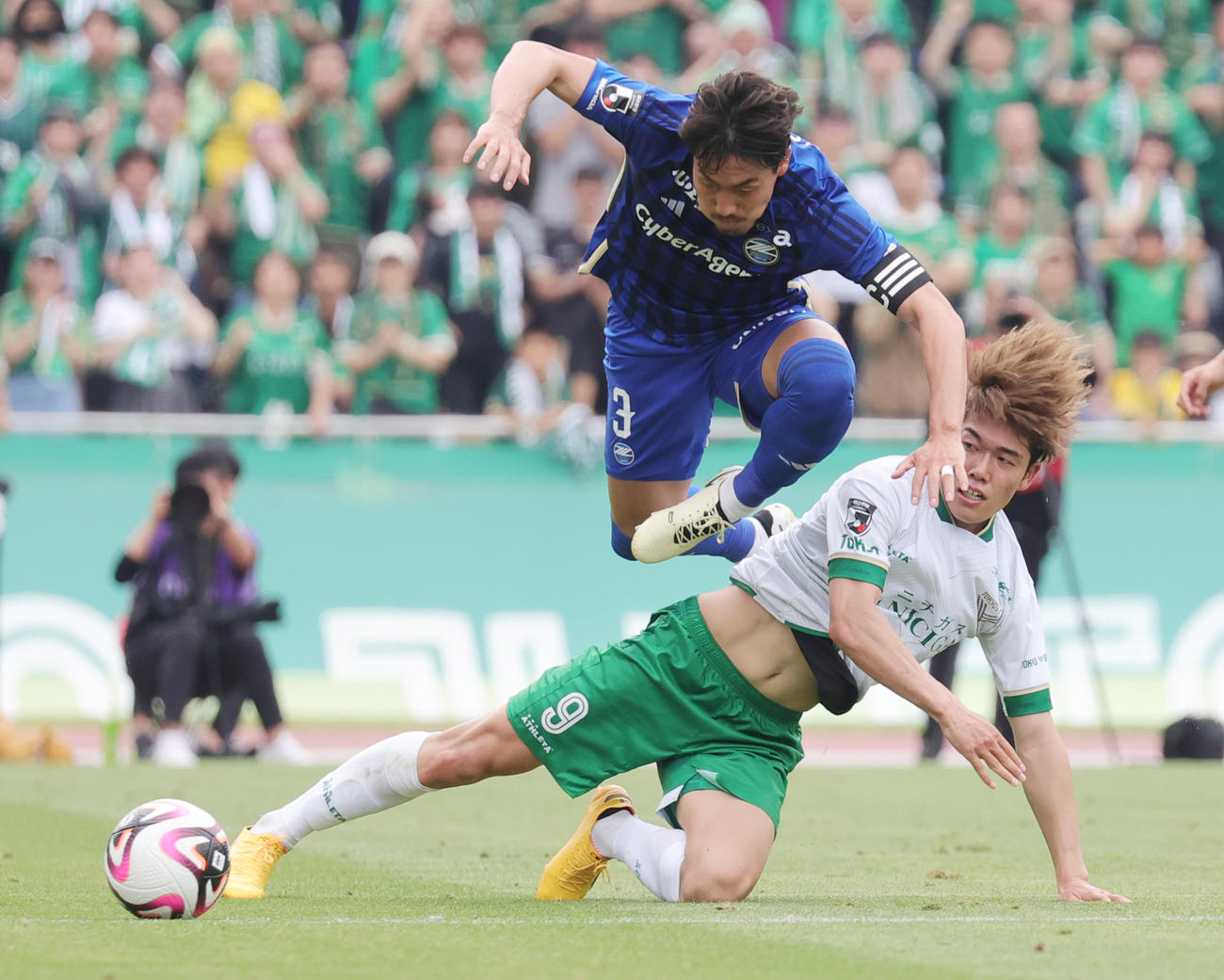 町田対東京V　前半、競りあう町田昌子（上）と東京V染野（撮影・野上伸悟）