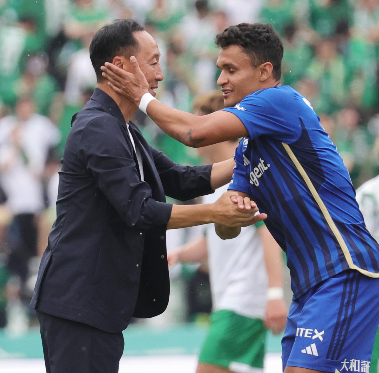 町田対東京V　勝利を喜びあう町田黒田監督（左）とエリキ（撮影・野上伸悟）