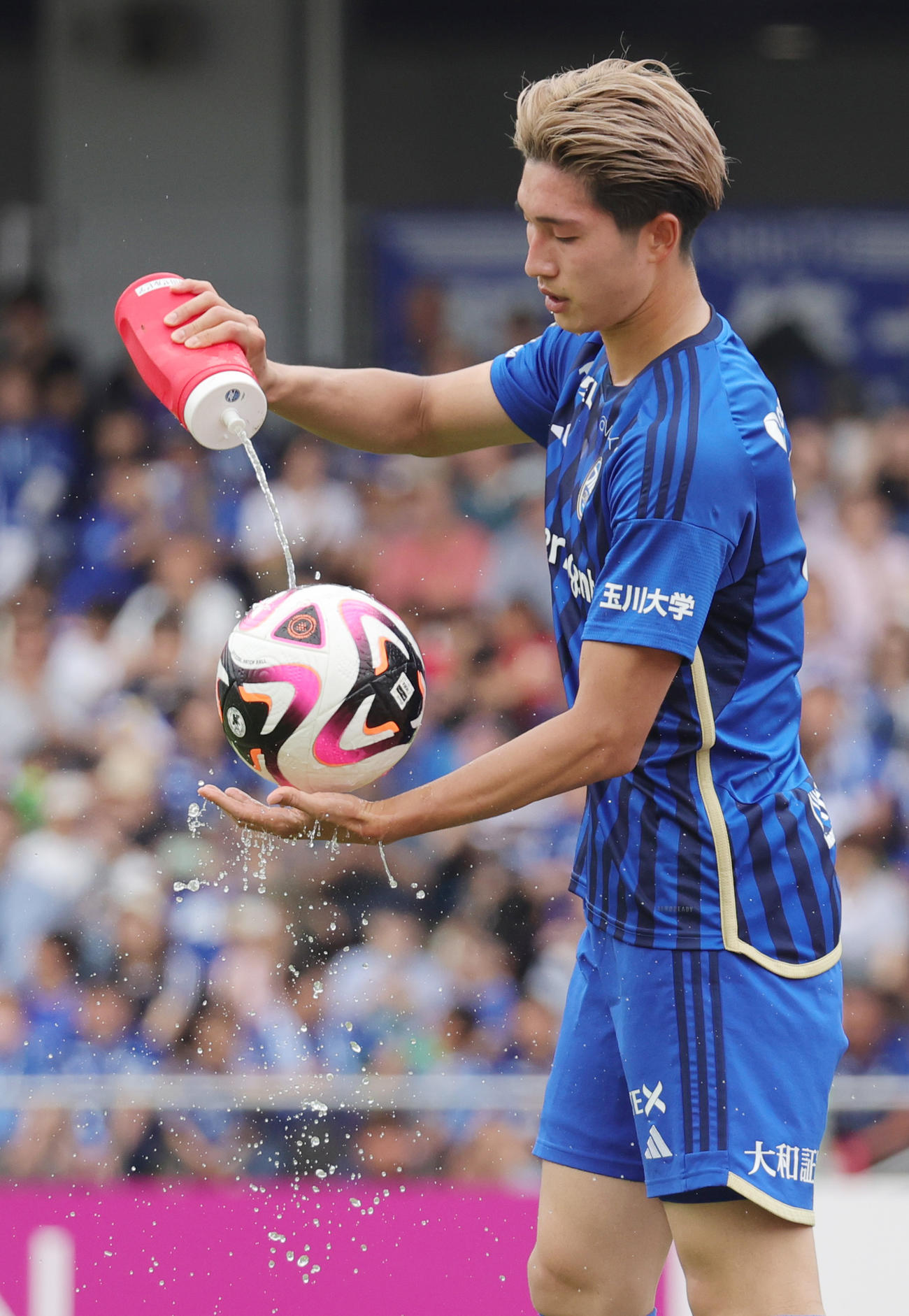 町田対東京V　後半、PKを蹴る前にボールに水をかける町田藤尾（撮影・野上伸悟）