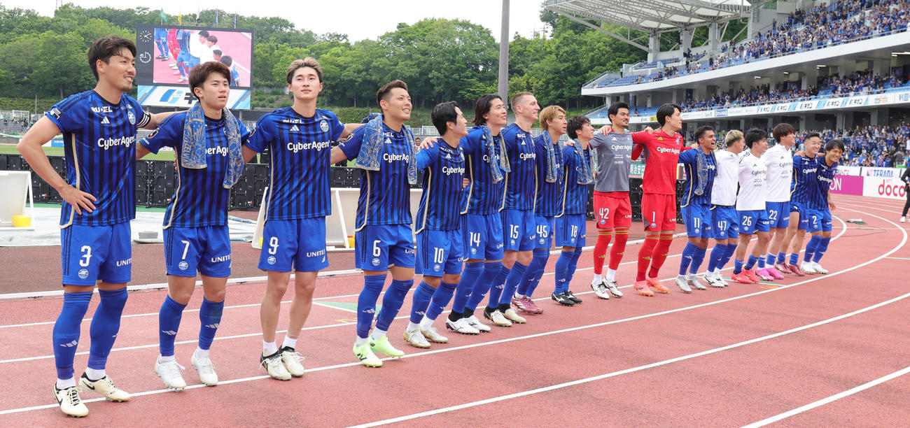 町田対東京V　サポーターと勝利を喜ぶ町田の選手たち（撮影・野上伸悟）