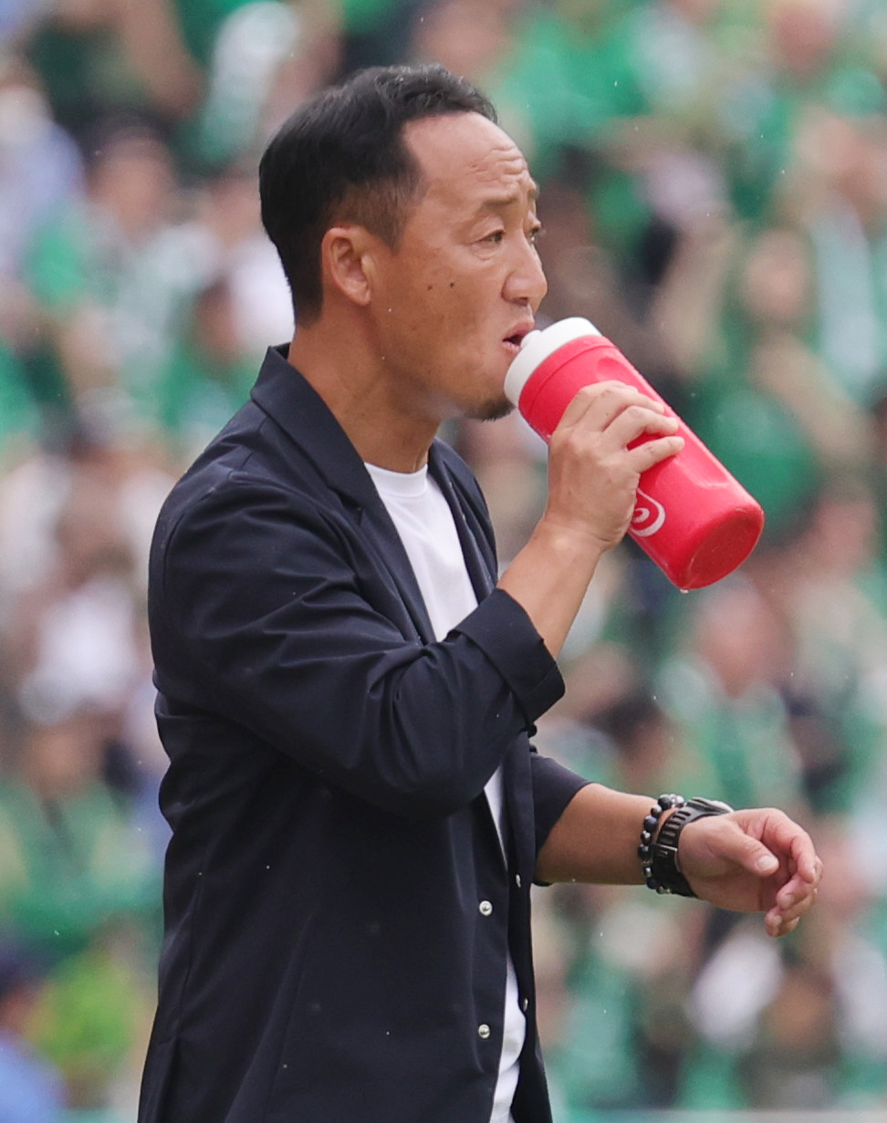 町田対東京V　水分補給する町田黒田監督（撮影・野上伸悟）