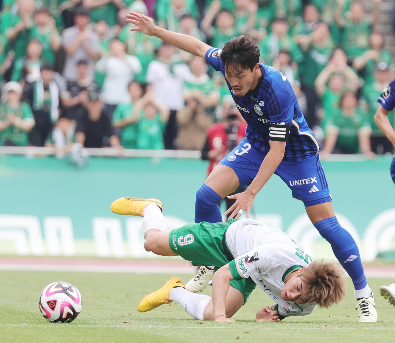 町田対東京V　前半、競りあう町田昌子（上）と東京V染野（撮影・野上伸悟）