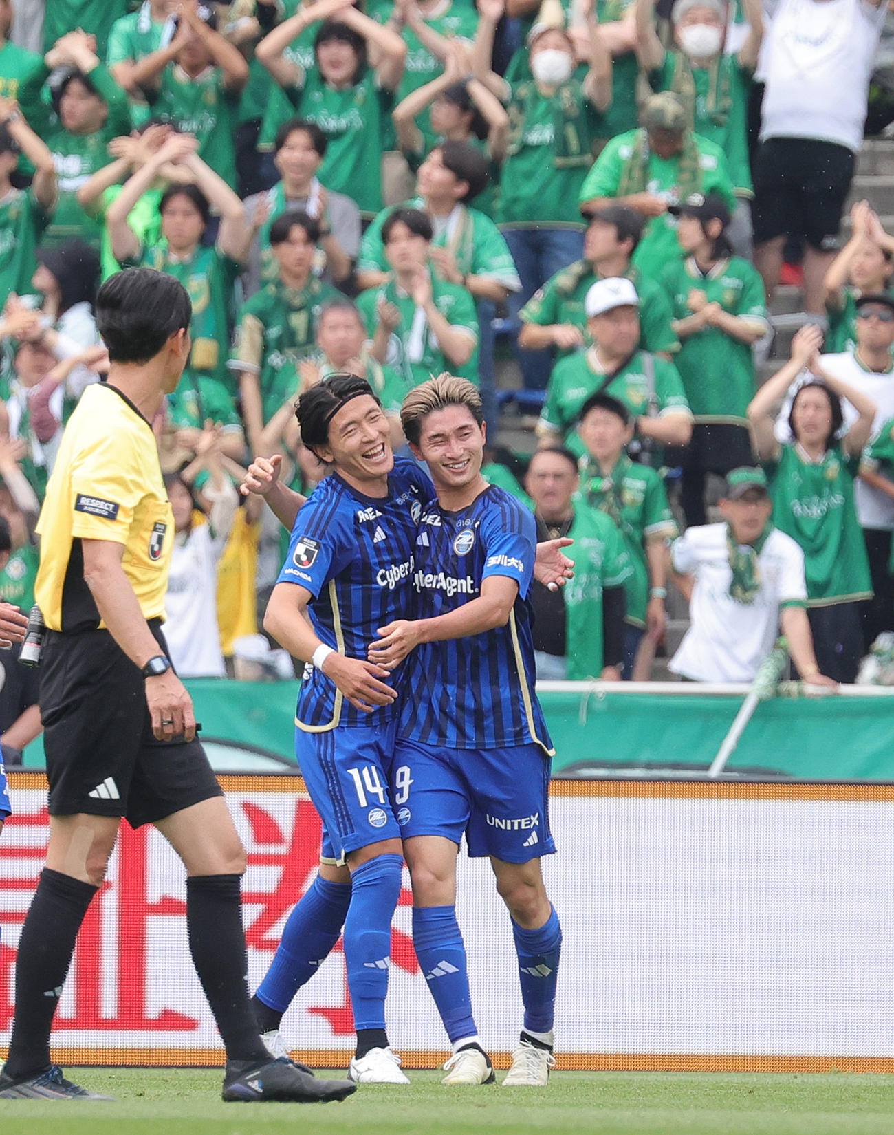 町田対東京V　前半、ゴールを決め、チャン・ミンギュ（左）と喜ぶ町田藤尾（撮影・野上伸悟）