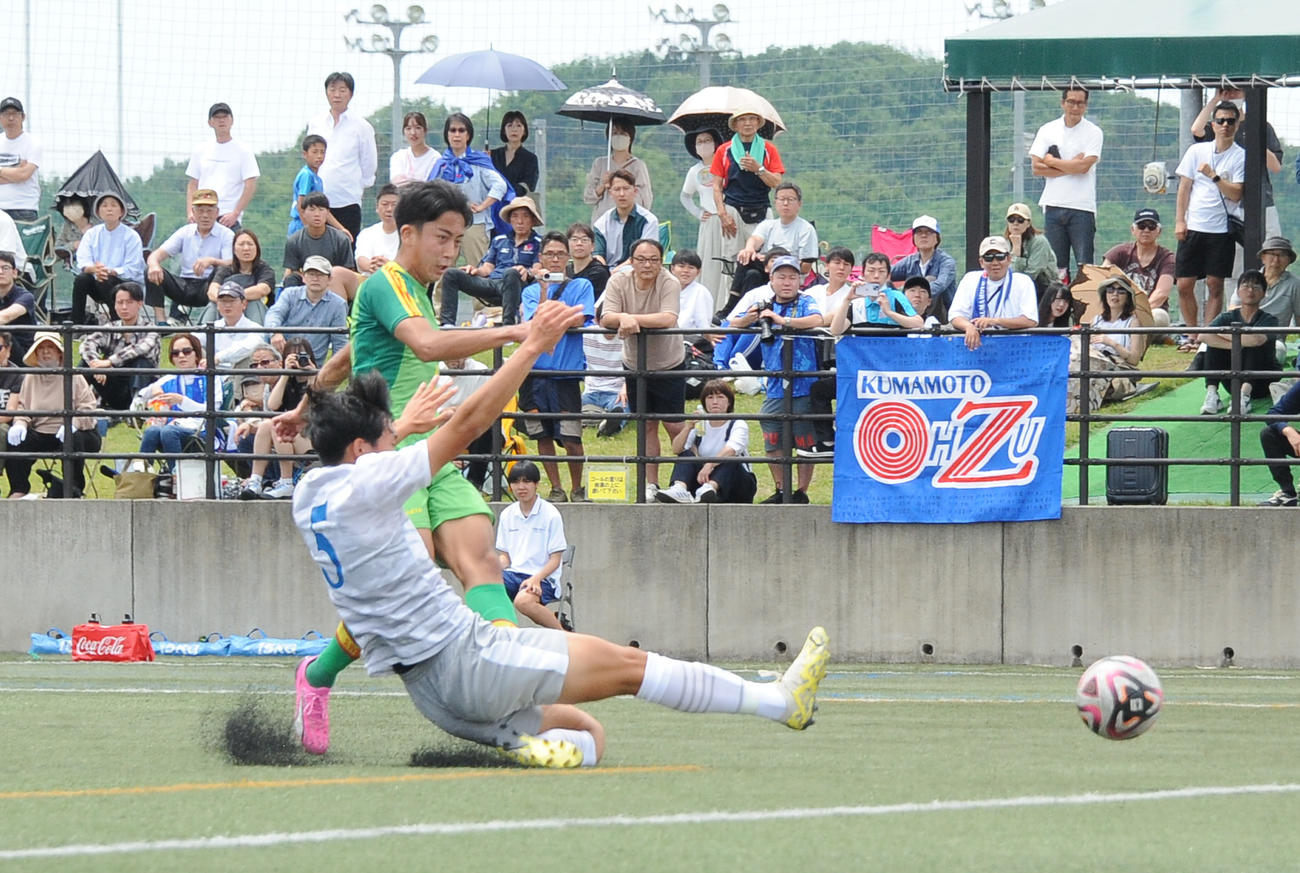 帝京長岡対大津　0－3の前半42分に1点を返す帝京長岡・池田（後方）（撮影・小林忠）