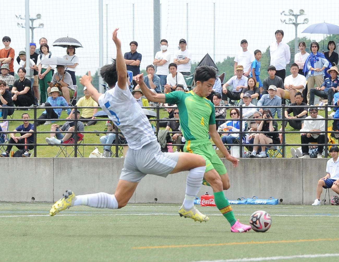 0－3の前半42分に1点を返す帝京長岡・池田（右）（撮影・小林忠）