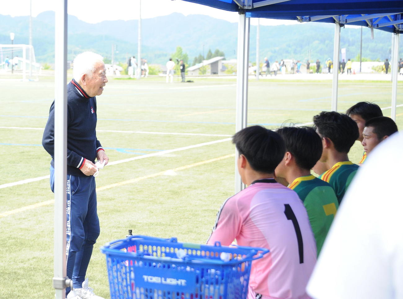 試合後、帝京長岡の選手たちに助言する古沼氏（左）（撮影・小林忠）