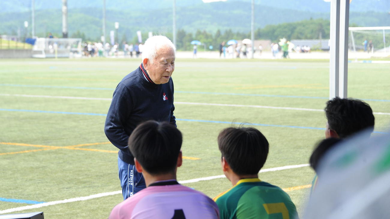 試合後、帝京長岡の選手たちに助言する古沼氏（撮影・小林忠）
