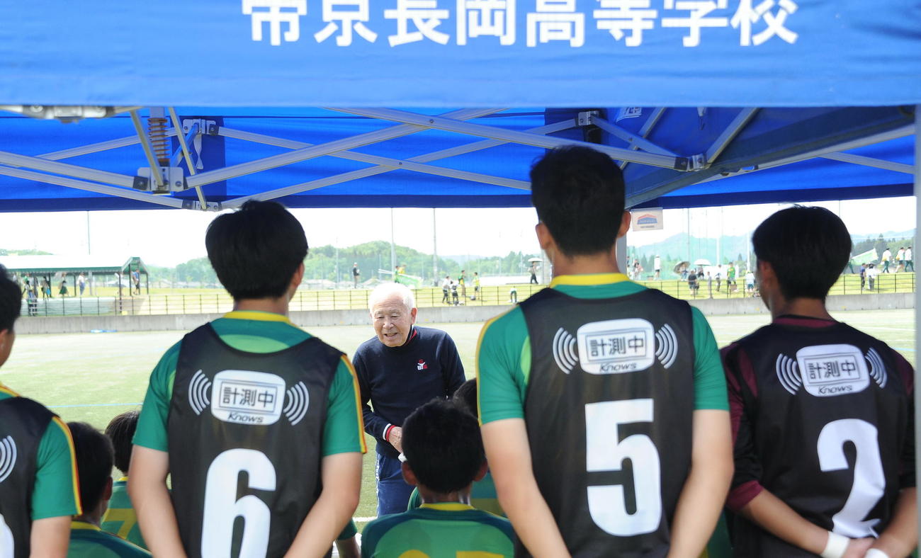 試合後、帝京長岡の選手たちに助言する古沼氏（後方中央）（撮影・小林忠）