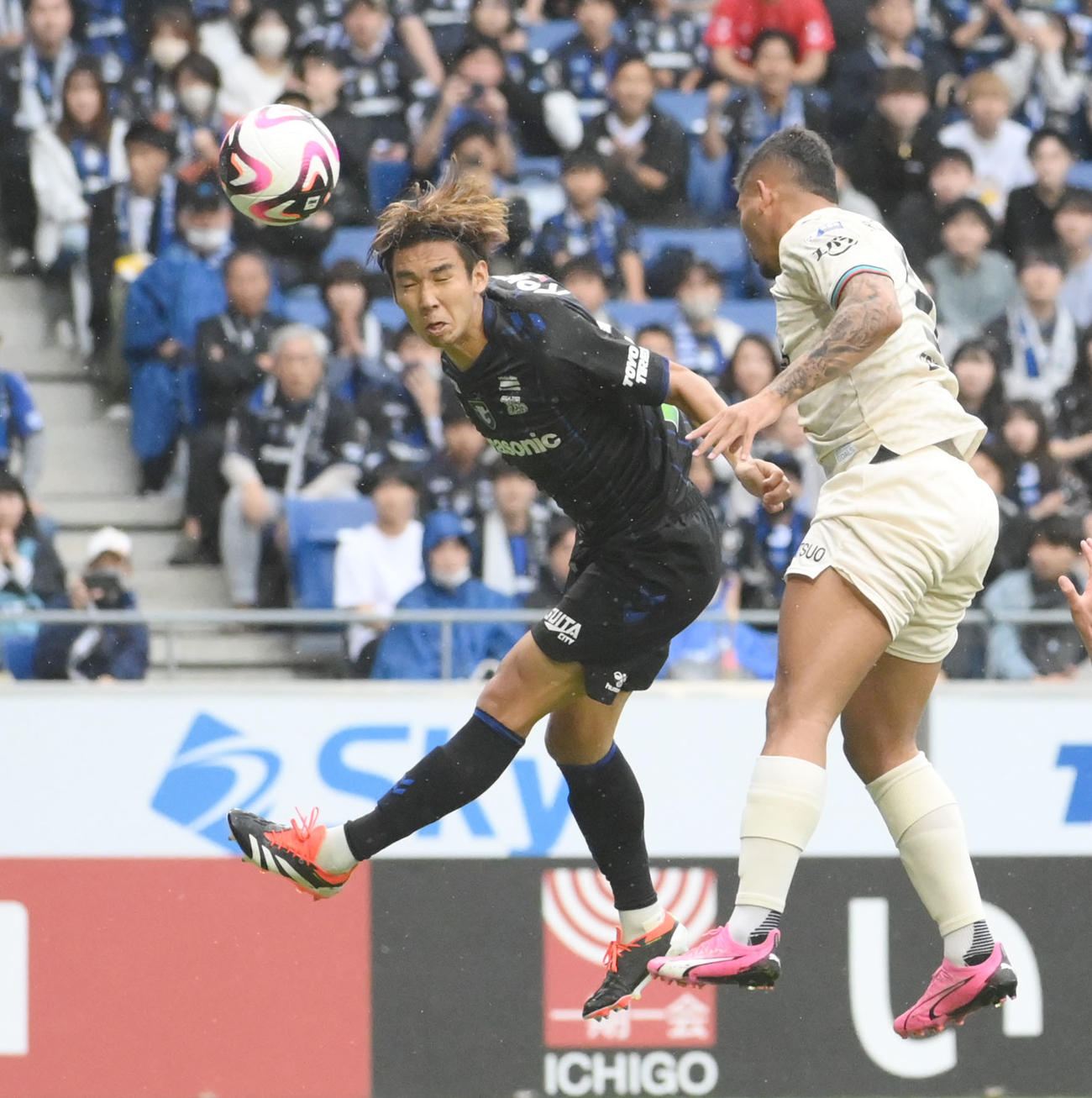 G大阪対川崎F　後半、G大阪福岡は、勝ち越しゴールを決める（撮影・滝沢美穂子）