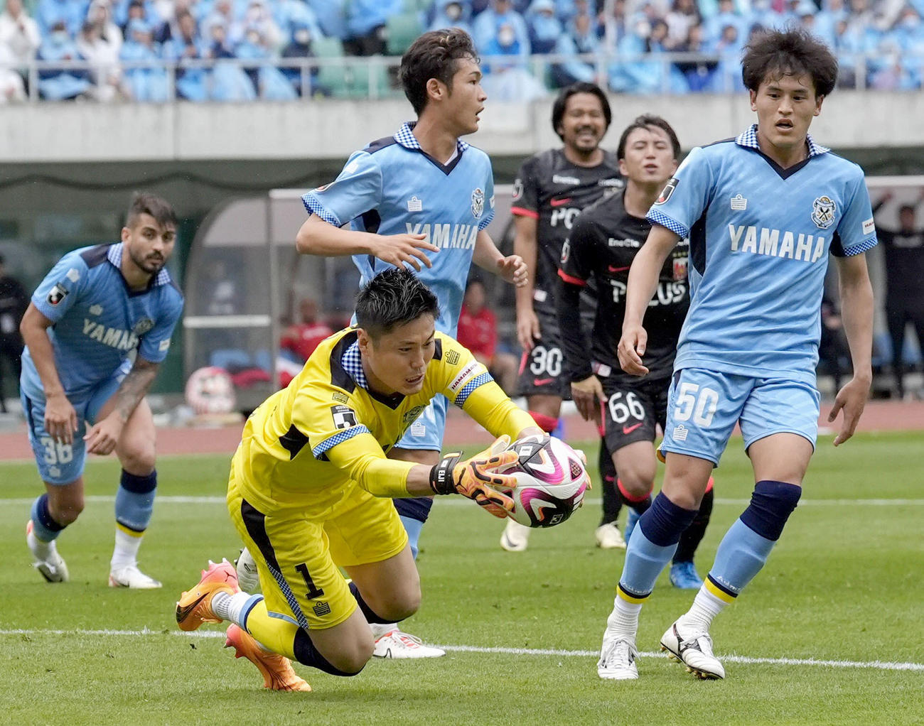 試合終了間際、セーブする磐田・GK川島（共同）