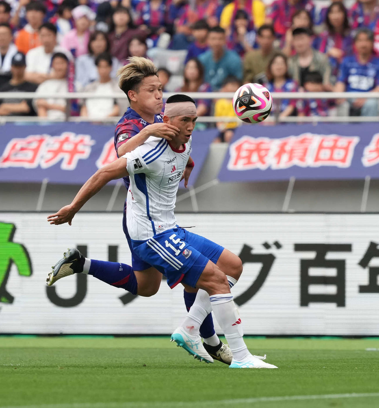 東京対横浜　前半、競り合う横浜上島（右）と東京松木（撮影・井上学）