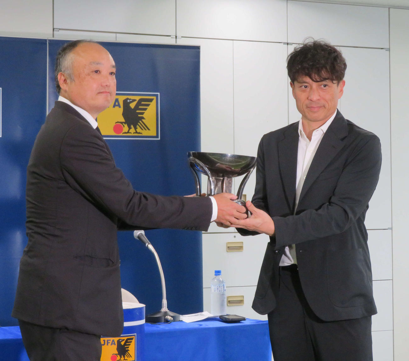 「大日本蹴球協会杯」返還式に出席した三田ソッカー倶楽部県恵一会長（左）と日本サッカー協会宮本恒靖会長（撮影・佐藤成）