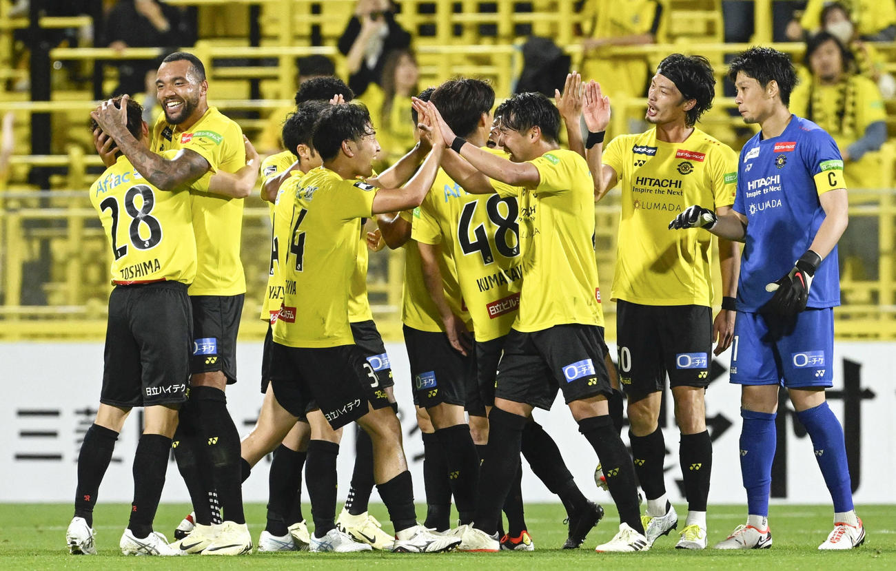 福岡に競り勝ち、喜ぶ柏イレブン（共同）
