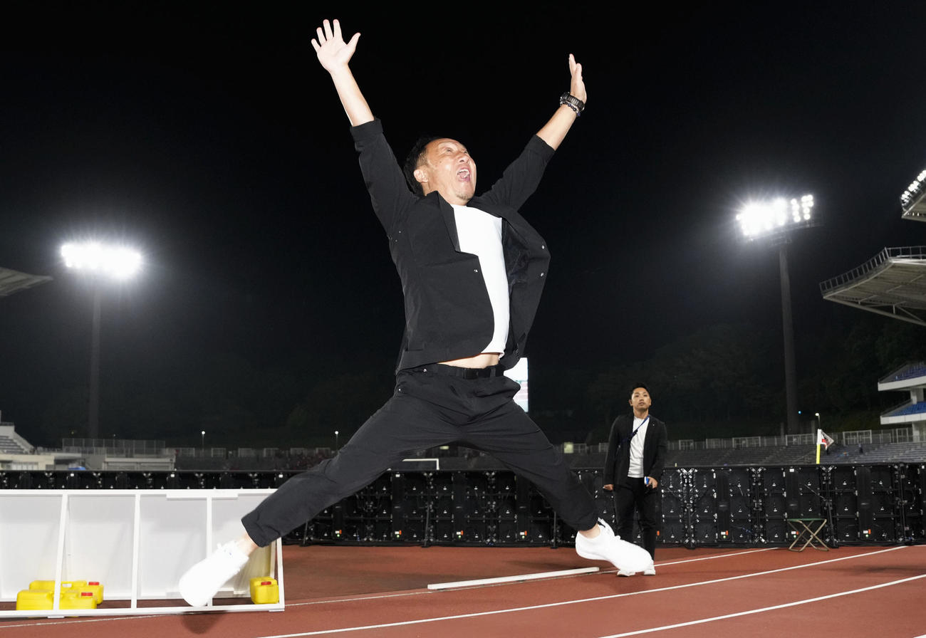 鹿島に勝利し大喜びの町田黒田監督（共同）